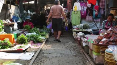 Katlanır şemsiye Pazar üzerinden geçen tren