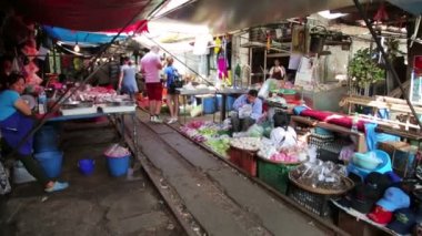 Katlanır şemsiye Pazar üzerinden geçen tren