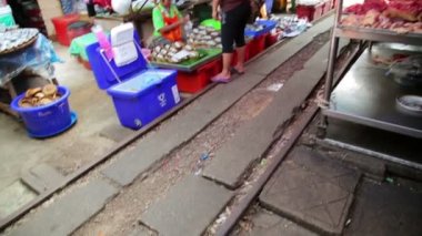 Katlanır şemsiye Pazar üzerinden geçen tren