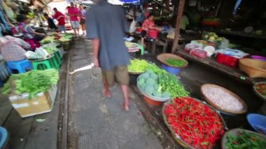 Katlanır şemsiye Pazar üzerinden geçen tren
