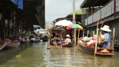 yüzen Pazar at insanlar