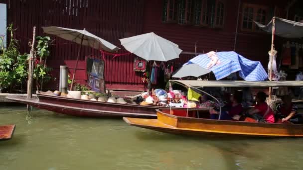 Menschen auf dem schwimmenden Markt — Stockvideo