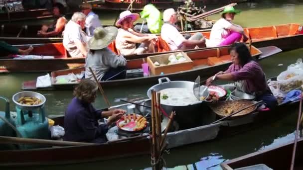 Люди на плавучем рынке — стоковое видео