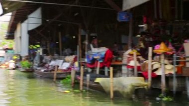 yüzen Pazar at insanlar