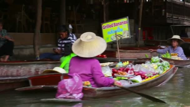 Pessoas no mercado flutuante — Vídeo de Stock