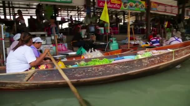 People at floating market — Stock Video