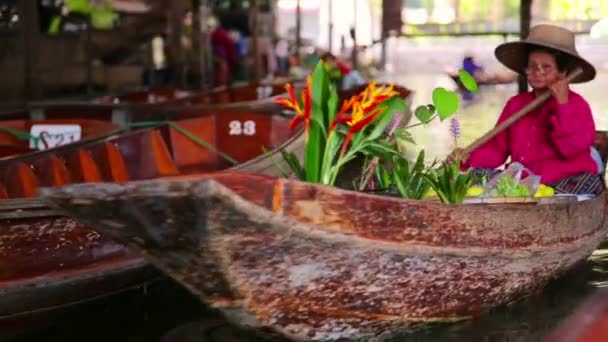 Les gens au marché flottant — Video