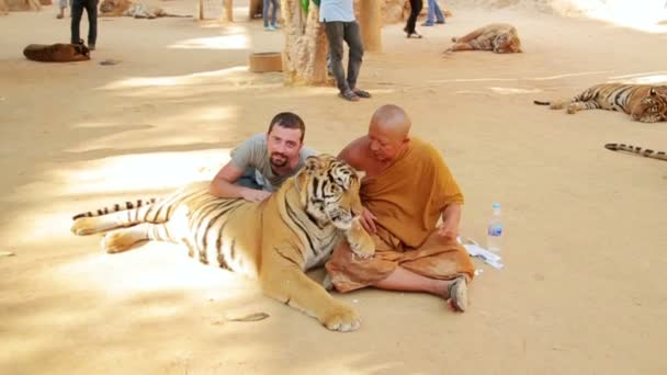 Ludzie w świątyni tygrysa — Wideo stockowe