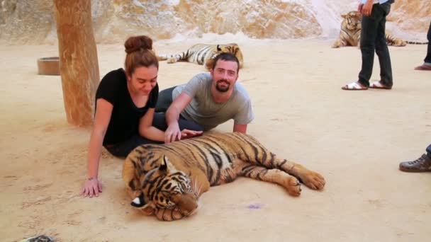 Люди в тигровому храмі — стокове відео