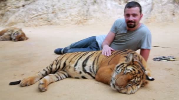 Man met tiger tempel — Stockvideo