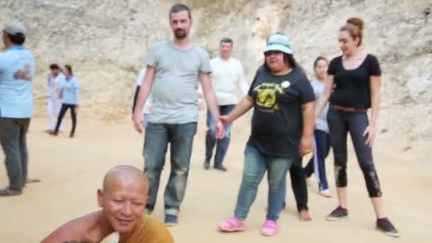 Les gens au temple du tigre — Video