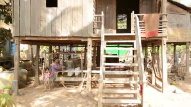 Kamboçyalı kadını ipek Tekstil imalat