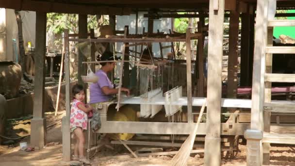 Camboja mulher seda têxtil fabricação — Vídeo de Stock