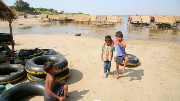 Niños locales posando — Vídeos de Stock