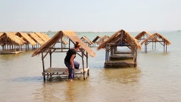 Fille profiter bungalows à l'intérieur — Video