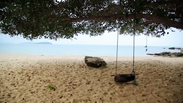 Columpio vacío en la playa — Vídeos de Stock