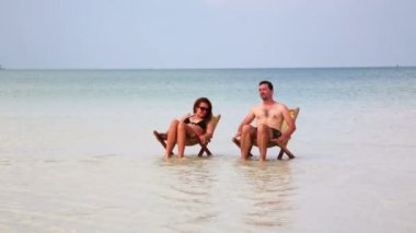 Kristal suyun içinde güneşlenmek Çift