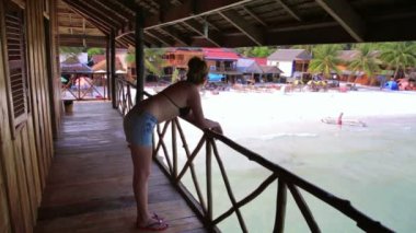 turistické dívka v bungalovu