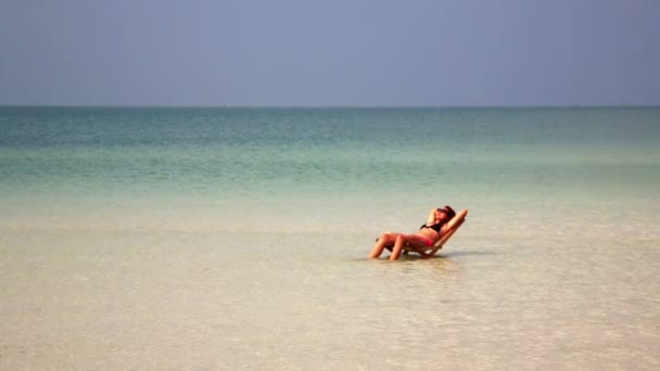 Woman sunbathing in crystal water — Stock Video