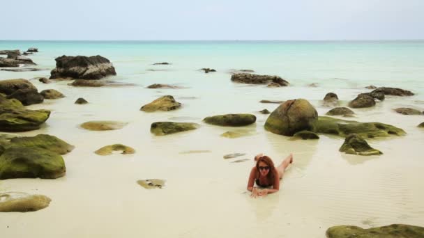 Mujer tomando el sol en aguas cristalinas — Vídeos de Stock