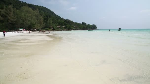 Zand en kristalheldere water op het strand — Stockvideo