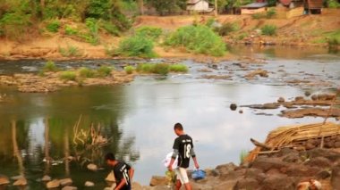 Nehirde çamaşır kadınlar