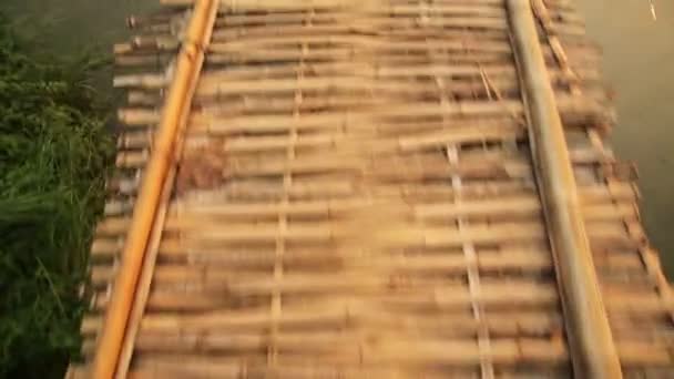 Caminhando na ponte de bambu — Vídeo de Stock