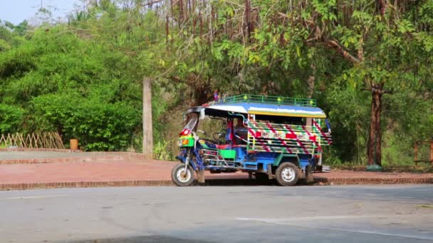 Single tuk tuk on road — Stock Video