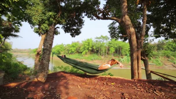Turistické dívka spí na houpací síť — Stock video