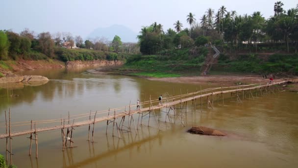 Gente cruzando río en puente de bambú — Vídeos de Stock