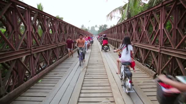 Мотоциклы, пересекающие исторический мост — стоковое видео