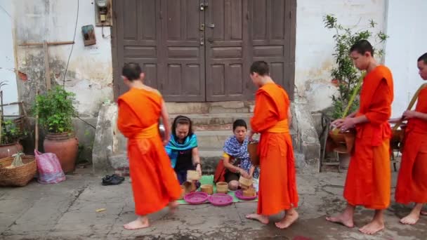 La gente da arroz a los monjes como regalo y reciben su bendición — Vídeos de Stock