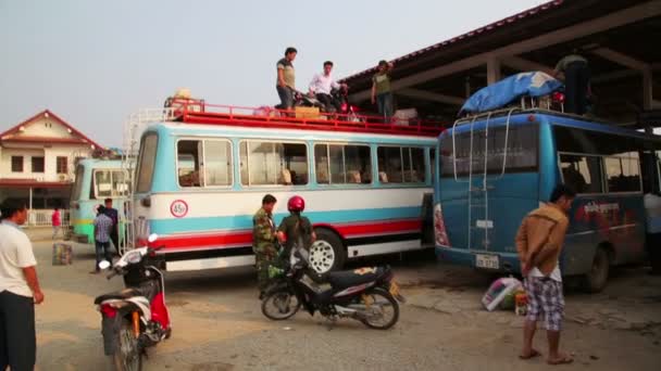 Lokal busstation — Stockvideo