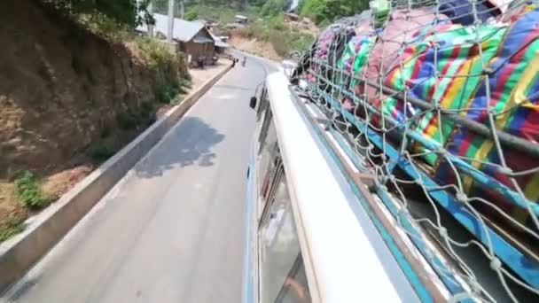 Pasajero viaje techo de autobús — Vídeo de stock