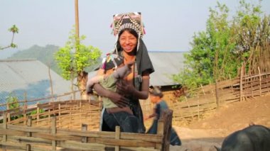 Akha kadın hill köyde bebek taşımak