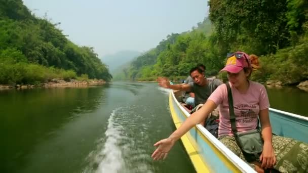 Promenade en bateau femme touristique et la population locale — Video