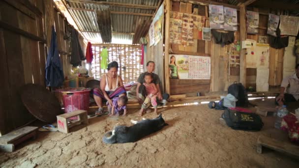 Dentro de la casa tribal indígena de la aldea Akha — Vídeo de stock
