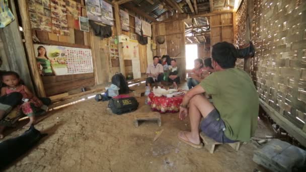 あか族の村の先住民の部族の家の中 — ストック動画