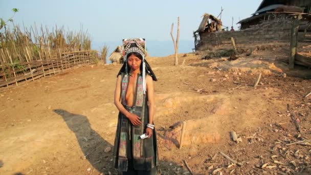 Indigene Stammesindigene Akha-Frau — Stockvideo