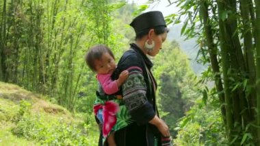 Akha kadın taşıma bebek