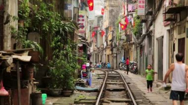 gecekondu geçerken tren