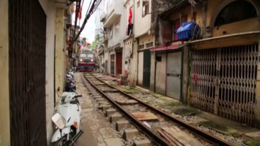 gecekondu geçerken tren
