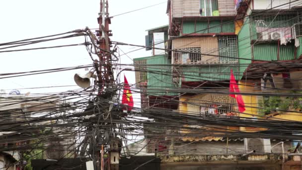 Bidonvilles avec des câbles électriques salissants — Video