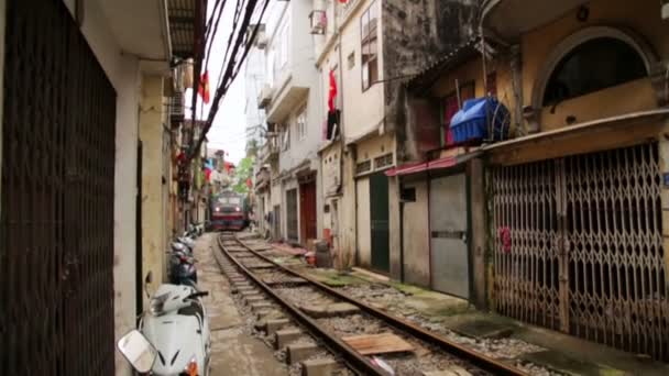 Train passing through slums — Stock Video