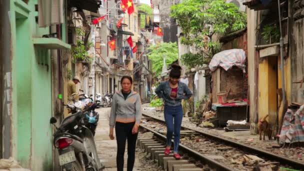 Train passing through slums — Stock Video