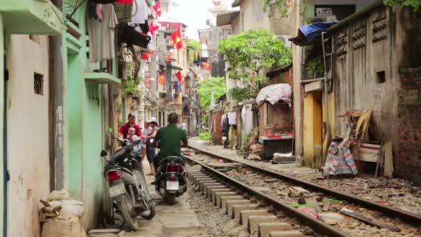 Train passing through slums — Stock Video