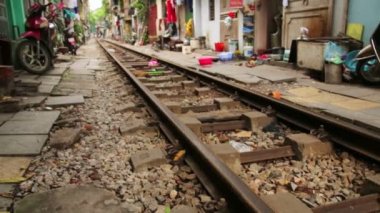 gecekondu geçerken tren