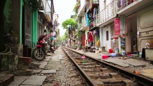 Treno che attraversa baraccopoli — Video Stock