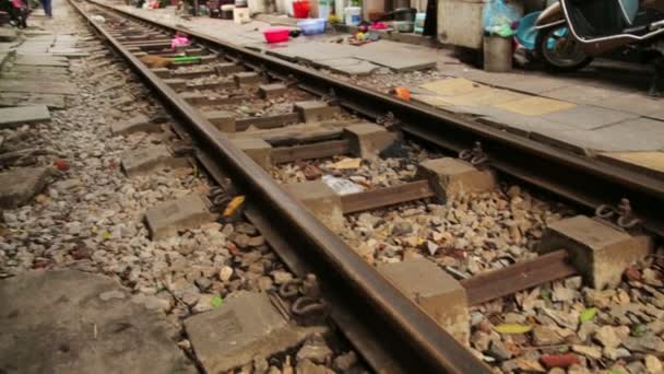 Tren pasando por barrios marginales — Vídeo de stock