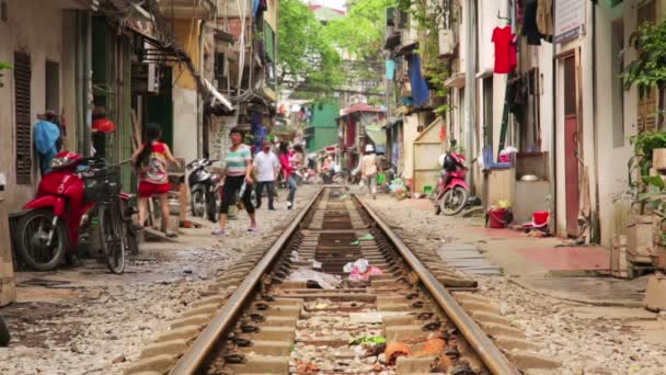 Comboio passando por favelas — Vídeo de Stock